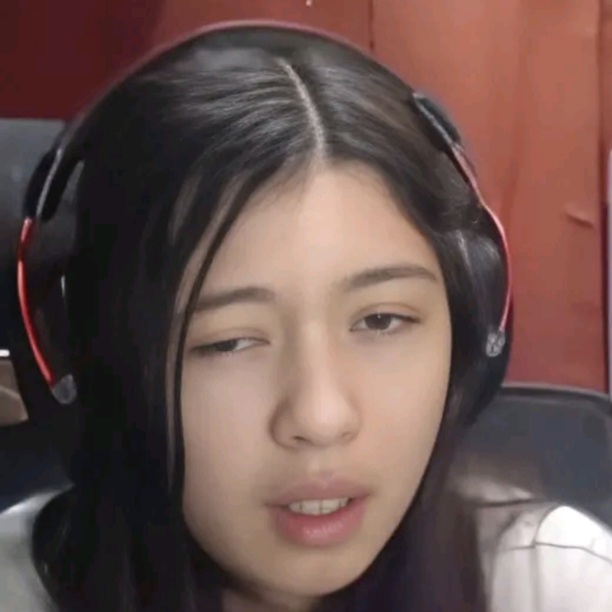 girl_headset_expression