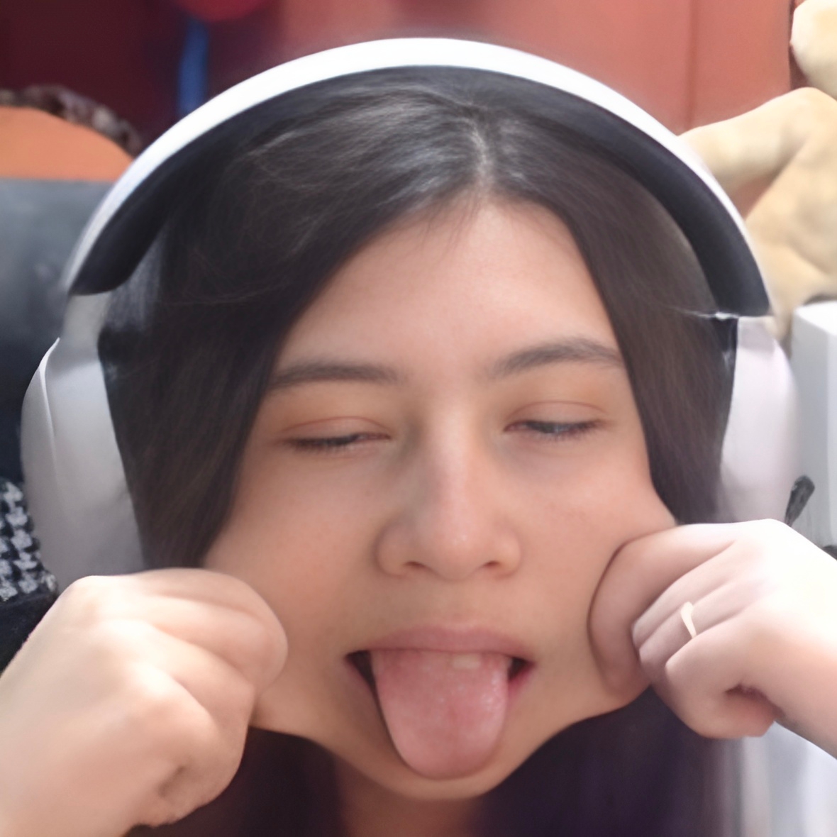 girl_pulling_cheeks